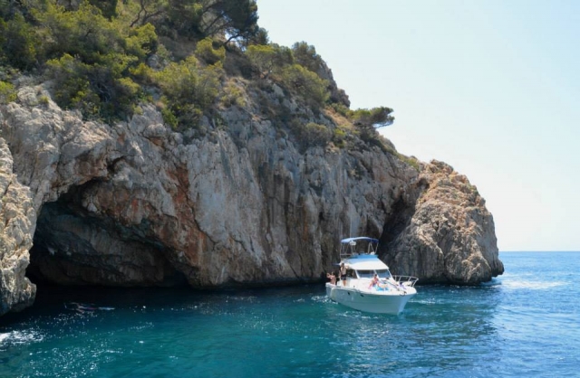  Boat next to the cove 